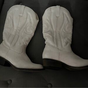 Western style white boots with details (7.5)